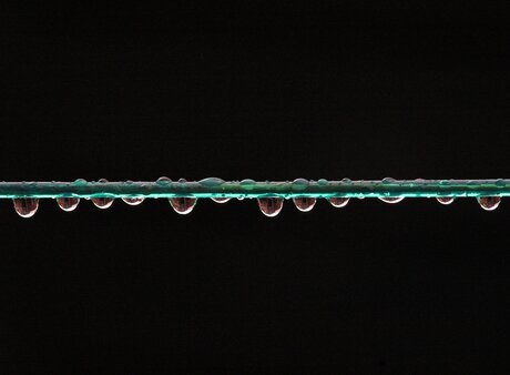 Corde à linge et gouttes d'eau.