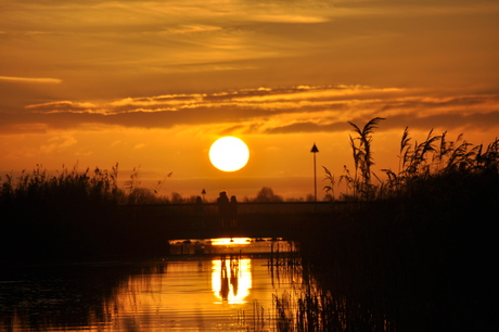 Kinderen in de ondergaande zon