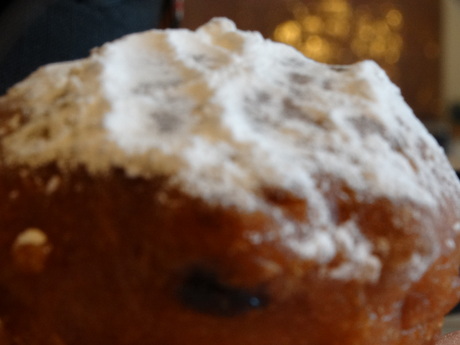 de oliebol met poedersuiker