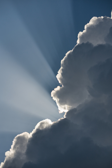 Kleuren en lijnen spel tussen zonnestralen en bewolking