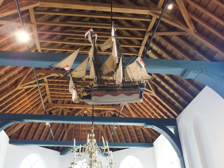 Schip hangend in Kerk