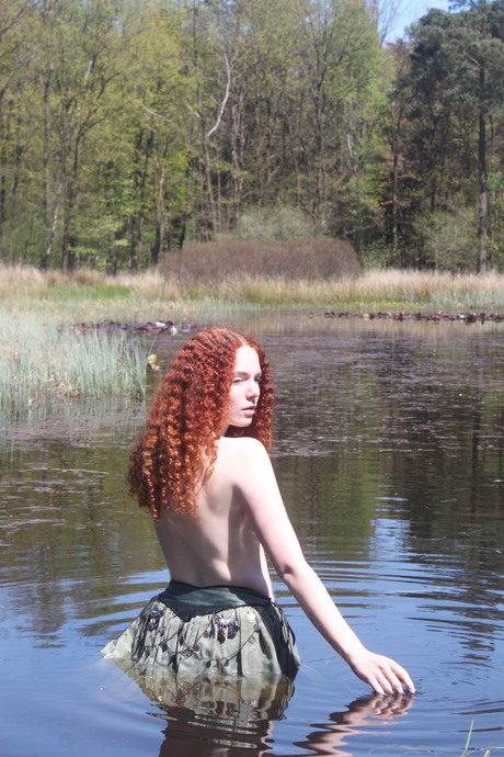 Myrna als waternimf