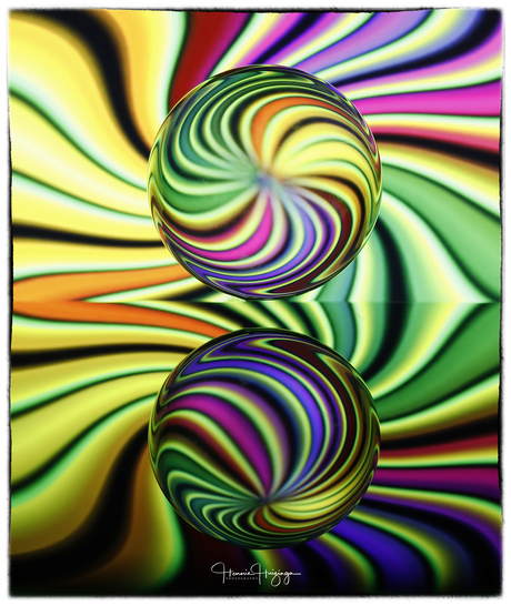 Vermaakt met de glazen bol.