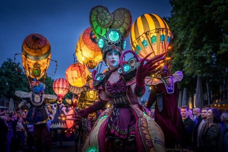 Blauwuurtje van Stelzen-Art tijdens Deventer op stelten.