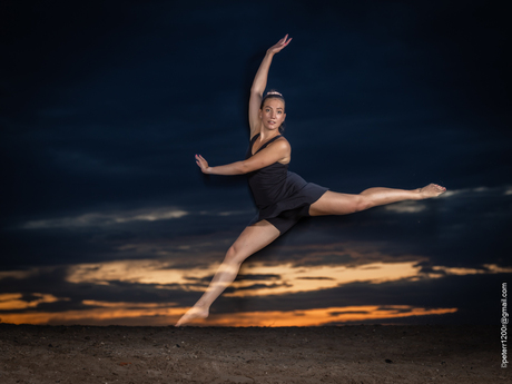 Danseres bij zonsondergang.