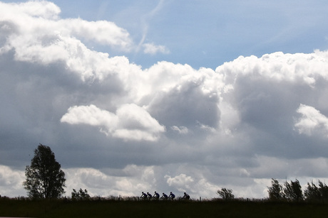 Gedreven verder onder de wolken