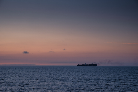 Zachte kleuren boven zee...