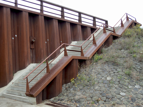 Trap aan de maasoever