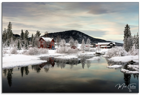 Boerderij spiegelend in rivier bij Mesnali