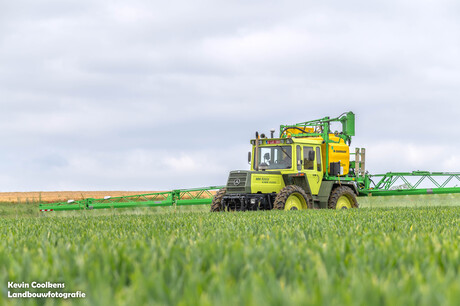 MB Trac in tarwe veld