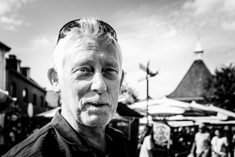 Man met zonnebril