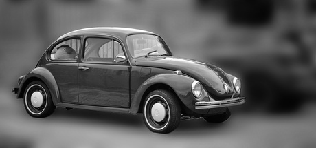 Ernie achter in een oude kever