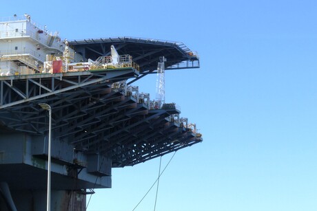 P1300642   Rozenburg Landtong  DETAIL THIALF   Heerema . 7 april 2026  
