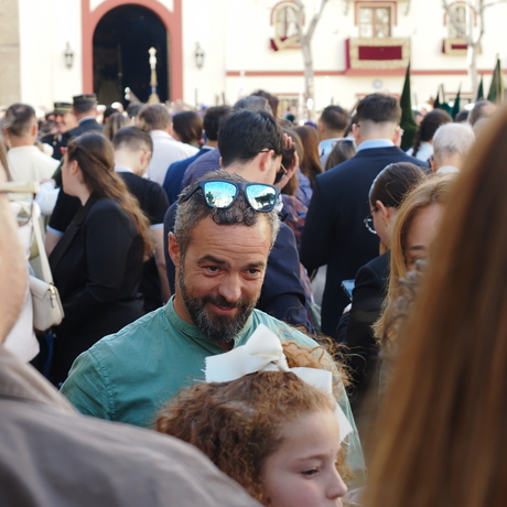 Toeschouwer met spiegelbril