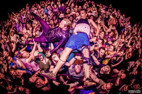 Jack Parow crowdsurfing