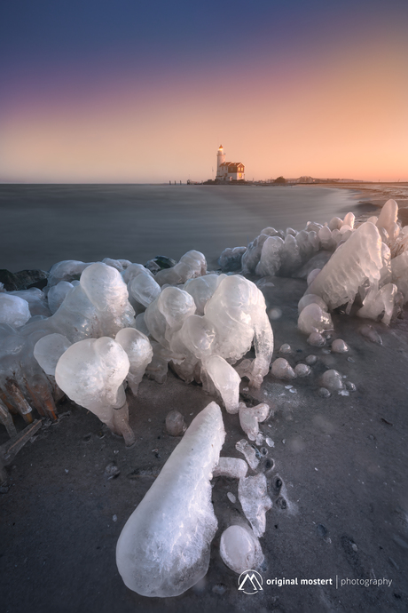 Detail van winterse kust...