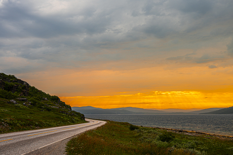 zonsondergang vanaf een bergweg