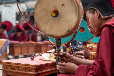 Muzikanten, monniken bij het boeddhistische Tiji festival.