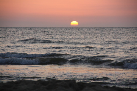 zonsondergang aan zee