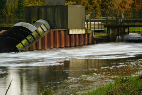 Stuw en waterkrachtcentrale 