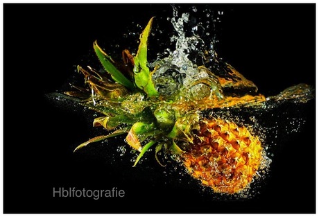 Ananas in water
