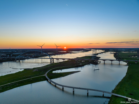 Zonsondergang boven de Waal & de Nevengeul Nijmegen