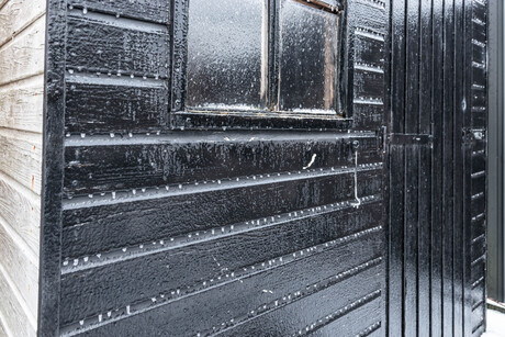 Allemaal ijspegeltjes op het schuurtje