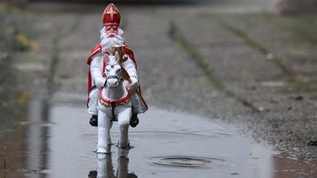 Van je ras ras ras, rijdt de Sint door de plas