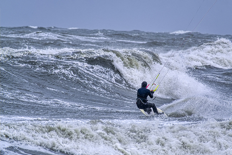 Kitesurfen met windkracht 8 op de Noordzee