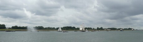 P1290382  Pano Uitsnede   Maassluis Intocht  Oosterschelde  3 master  Zeilschoener  31 juli 2025 
