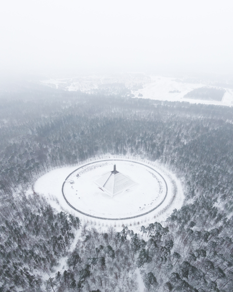 Mistige winterdag bij de Pyramide van Austerlitz