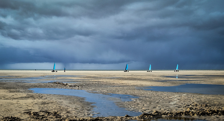Dreigende lucht boven het strand