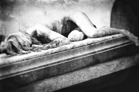 une femme sur la tombe de son amant