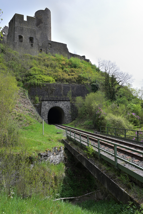 Löwenburg en spoortunnel. 