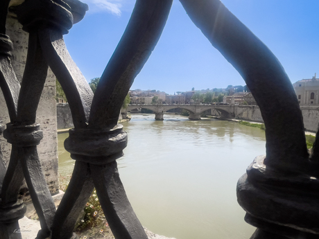 Doorkijkje op de Ponte Vittorio Emanuelle II.