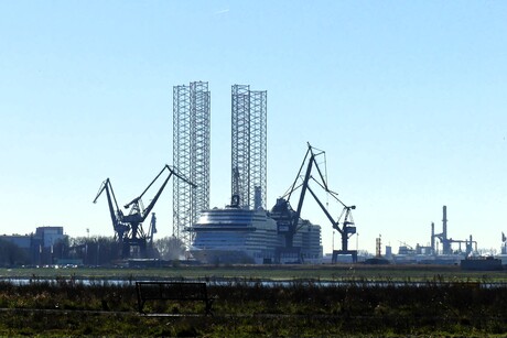 P1270656   MSC Cruise schip  PREZIOSA  uit 2013  in DOK 7   Damen Verolme   1 april 2025 