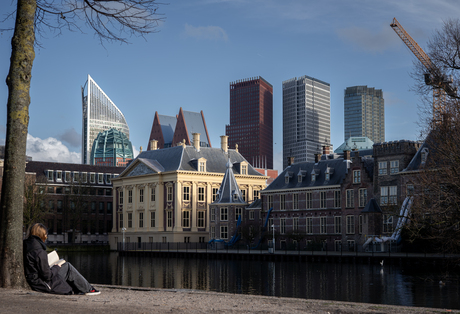 Vrouw leest boek aan de Hofvijver