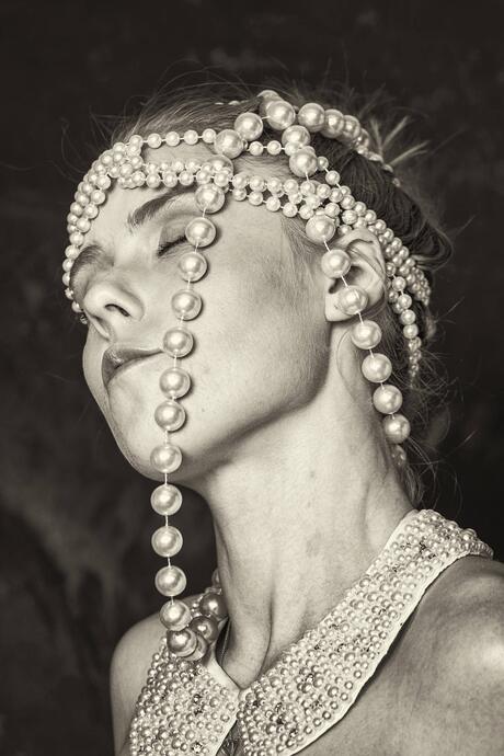 Lady Blondt  with pearls