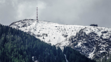 Besneeuwde bergtop.