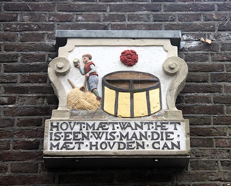 Aan de gevel 
