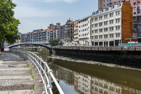 Bilbao - reflectie in de Nervión rivier