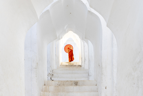 Monnik in de Hsinbyume-pagode