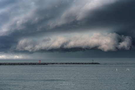 Dreigende Lucht boven zee.