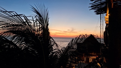 de zon gaat onder in het paradijs