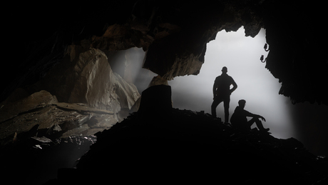 Silhouetten in mistige grot