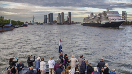 MS Koningsdam verlaat Rotterdam