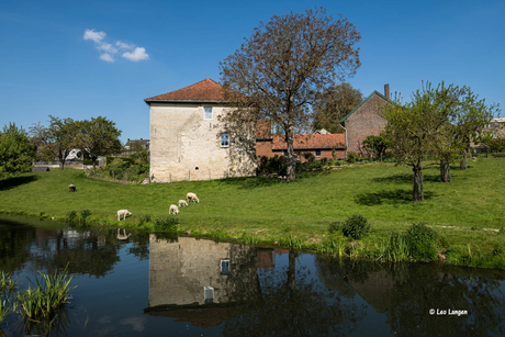 Oude boerderij aan de Geul bij Wijlré
