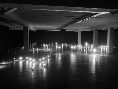 Floating codes - Installatie van Ralf Baecker (Floating Codes) in een ondergrondse parkeergarage. 250 kunstmatige neuronen interageren met de bezoekers. Ikv de NTAa 2 - foto door micheldi op 24-02-2025 - locatie: New Zebra, Gustaaf Callierlaan, Gent, België - deze foto bevat: zebrastraat ntaa, lichtjes in parkeerg, donker, neuronen, floating codes, apple, iphone se (2nd generation), iphone se (2nd generation) back camera 3.99mm f/1.8, iso 640, diafragma ƒ/1.8, sluitertijd 1/27s, brandpuntafstand 3.99mm, foto, wit, monochrome fotografie, nacht, verlichting, duisternis, vloer, monochroom, zwart en wit, middernacht