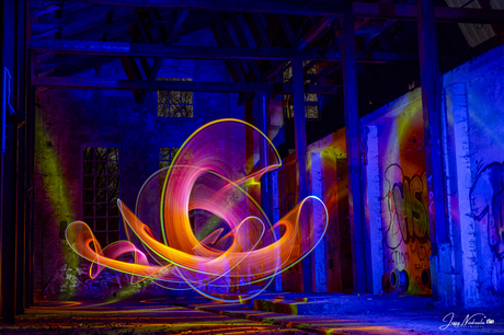 Light-painting in een verlaten fabriek