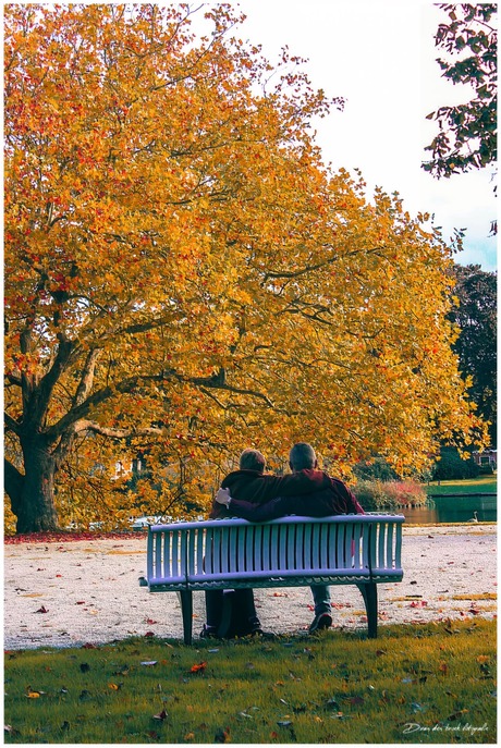2 mensen genieten van de natuur 